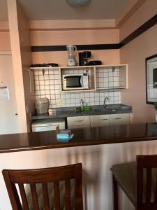 Una cocina o cocineta en FLAT EM ALPHAVILLE MELHOR LOCALIZAÇAO