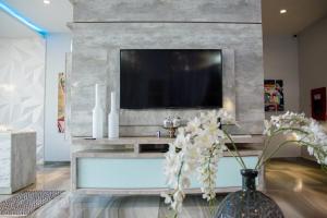 TV i/ili multimedijalni sistem u objektu Nobleza Apart Hotel