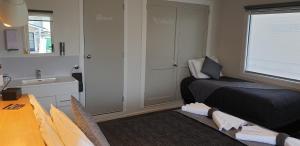 Postel nebo postele na pokoji v ubytování Barrington House Taupo + 4 fotografie