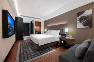 Voodi või voodid majutusasutuse IntercityHotel Shenzhen Bay -Free laundry & Free MiniBar toas