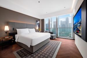 Voodi või voodid majutusasutuse IntercityHotel Shenzhen Bay -Free laundry & Free MiniBar toas