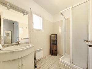 a white bathroom with a sink and a shower at Canet en Roussillon - Maison T3 moderne pour 6 personnes - Terrasse spacieuse - Parking inclus - FR-1-794-147 in Canet-en-Roussillon +14 photos