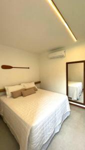 Giường trong phòng chung tại Casa Maru na Rota dos Milagres +29 ảnh