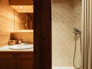 a bathroom with a sink and a shower at Chalet confortable 6 pers, 3 ch, à côté des pistes La Balme/Fernuy - FR-1-304-291 in La Clusaz +8 photos