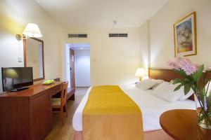 Postel nebo postele na pokoji v ubytování Kapetanios Limassol Hotel