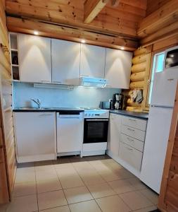 Kuchyň nebo kuchyňský kout v ubytování Äijänhonka Cottage