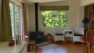 Kea View - Pohara Beach Holiday Home的休息区