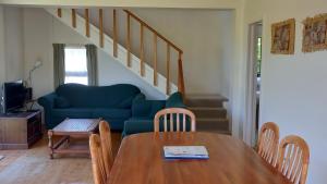 Kea View - Pohara Beach Holiday Home的休息区