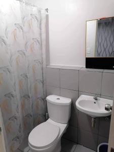 une salle de bain avec toilettes et lavabo dans l'établissement Condo, à Nawanao