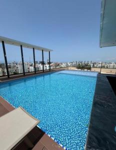 Πισίνα στο ή κοντά στο NEW Luxury 2BR King Bed, Gym, & Pool in the heart of Santo Domingo