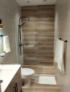 Ένα μπάνιο στο NEW Luxury 2BR King Bed, Gym, & Pool in the heart of Santo Domingo