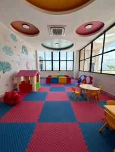 Ένα ή περισσότερα κρεβάτια σε δωμάτιο στο NEW Luxury 2BR King Bed, Gym, & Pool in the heart of Santo Domingo