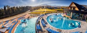 an overhead view of a pool at a resort at Jedla Apartments in Dzianisz