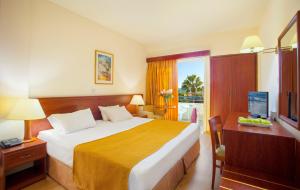 Postel nebo postele na pokoji v ubytování Kapetanios Limassol Hotel
