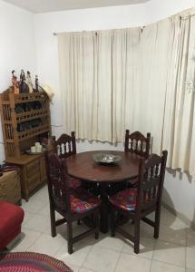 メキシコシティにあるHabitación en departamento a una cuadra de REFORMA Centro Históricoのダイニングルームテーブル(椅子、ボウル付)