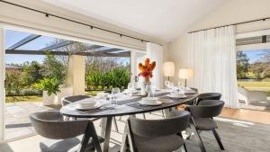 ein Esszimmer mit Tisch und Stühlen in der Unterkunft The Lake House - The Vintage in Pokolbin