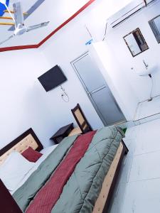 une chambre avec un lit dans une pièce dans l'établissement Krishna cottage, à Ayodhya