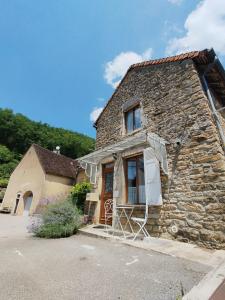 ein Steinhaus mit einem Fenster und einer Tür in der Unterkunft La Maison Cosy in Frontenay + 14 Fotos