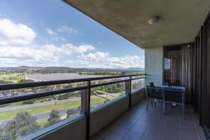 Μπαλκόνι ή βεράντα στο 2-Bed with Gym, Tennis Court & Stunning Lake Views