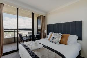Ένα ή περισσότερα κρεβάτια σε δωμάτιο στο 2-Bed with Gym, Tennis Court & Stunning Lake Views