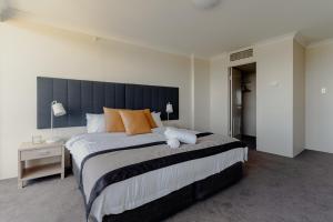 Ένα ή περισσότερα κρεβάτια σε δωμάτιο στο 2-Bed with Gym, Tennis Court & Stunning Lake Views +6 φωτογραφίες