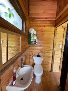 Koupelna v ubytování Cabaña de Montaña + 10 fotografií