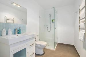 un bagno con wc e doccia in vetro di Sunset Bay Escape ad Alonnah Altre 31 foto
