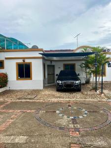 une voiture noire garée devant une maison dans l'établissement Casa Rio Bonito, à Melgar
