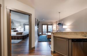 Ένα ή περισσότερα κρεβάτια σε δωμάτιο στο Zephyr Mountain Lodge Premium-Rated 1214