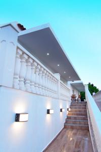 a staircase with lights on the side of a building at Casa da Ribeira in Campo Maior