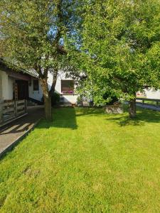 Vonkajšia záhrada v ubytovaní LECHUFER, 80m2, Haushälfte mit privatem Eingang, Kaminofen, Terrasse, Garten