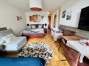 een woonkamer met een bed en een bank bij Sunset View Apartment with Logia in Ettlingen