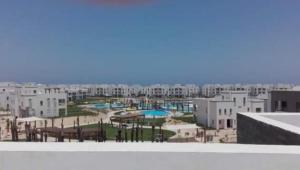 Bazén v ubytování Chalet in amwaj northcoast nebo v jeho okolí