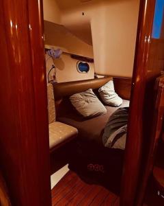a small room with a bunk bed in a boat at Nuit, à quai in La Rochelle