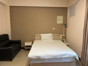 Ein Bett oder Betten in einem Zimmer der Unterkunft 市區背包客棧-有套房及包棟