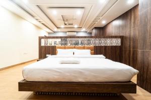 Letto o letti in una camera di HOTEL VRINDAVAN