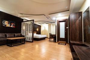 Letto o letti in una camera di HOTEL VRINDAVAN