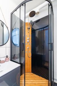 Koupelna v ubytování La Rosée - Studio Zen à 50m des Thermes - Vue Casino, SDD hydromassante, Smart TV