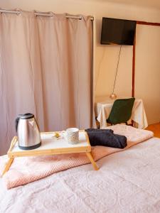 Postel nebo postele na pokoji v ubytování La Rosée - Studio Zen à 50m des Thermes - Vue Casino, SDD hydromassante, Smart TV