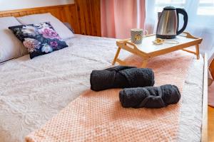 Postel nebo postele na pokoji v ubytování La Rosée - Studio Zen à 50m des Thermes - Vue Casino, SDD hydromassante, Smart TV + 1 fotografie