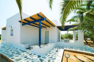 Villa con piscina y palmeras en Sunset Villa in Paros, en Santa Maria