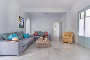 una sala de estar con un sofá y una mesa en Sunset Villa in Paros, en Santa Maria