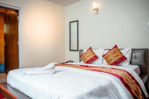 Postel nebo postele na pokoji v ubytování Hotel Harmony & Little Bites Bistro