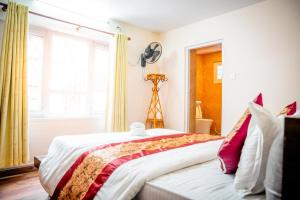Postel nebo postele na pokoji v ubytování Hotel Harmony & Little Bites Bistro