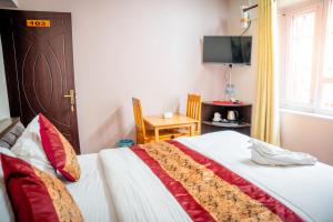 Postel nebo postele na pokoji v ubytování Hotel Harmony & Little Bites Bistro