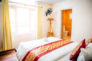 Postel nebo postele na pokoji v ubytování Hotel Harmony & Little Bites Bistro