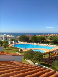 Blick auf einen Pool mit Meerblick im Hintergrund in der Unterkunft Quinta Do Torrejao in Armação de Pêra