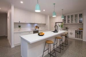 Η κουζίνα ή μικρή κουζίνα στο Margaritaville - 4 bedroom, Fast Wifi, Pool table