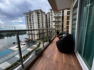 Balkón nebo terasa v ubytování LoFF Suite 2 Bedroom at Kuching Riverine Resort