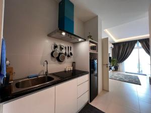Kuchyň nebo kuchyňský kout v ubytování LoFF Suite 2 Bedroom at Kuching Riverine Resort